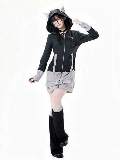 ブラックストラップとデザインフード、カラーブロック、ウルフイヤー、バックル、ジップクロージャー、グレーニット