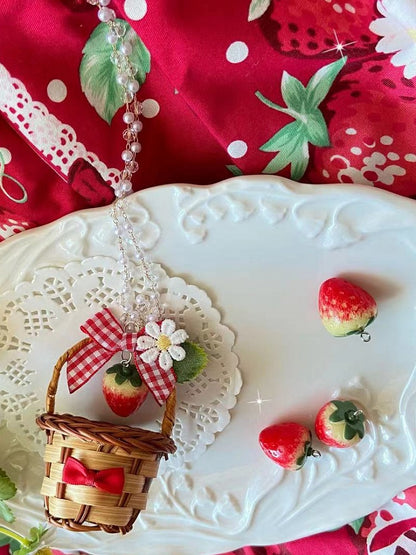 ペンダントの詳細 花柄のイチゴで飾られたネックレス 赤い蝶結びのバスケットとビーズ