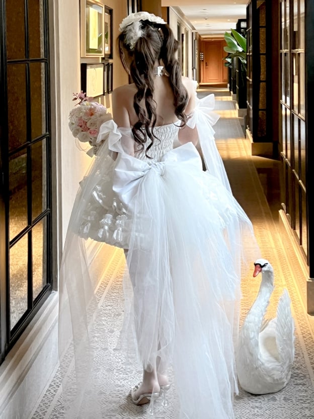 White Oversized Bow Train for Elegant Looks - Diamond Honey