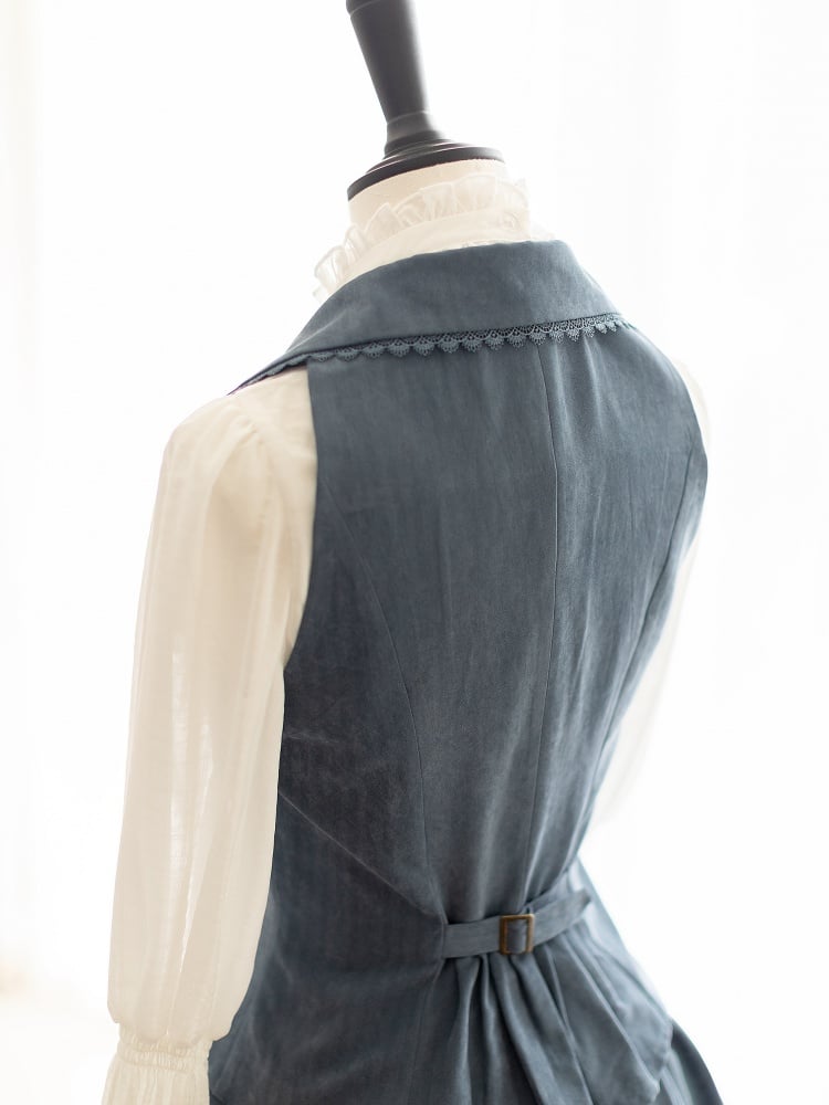 エレガントなダスティブルーのウエストコートとボーン入りハイウエストスカート