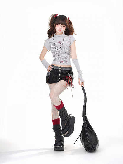 Glamouröses, eng anliegendes, kurzes Top mit Stehkragen und Schlangenmuster in Grau/Schwarz