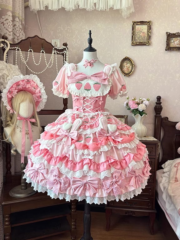 クリーミーなストロベリーバニーピンクのリボンスカートのアクセントがティアード