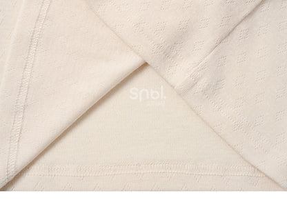 Beiges Slim-Fit-Top mit Spitzenbesatz und Rundhalsausschnitt