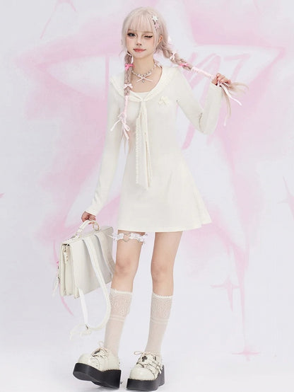 Aprikosenfarbenes Strickkleid mit Matrosenkragen und hoher Taille