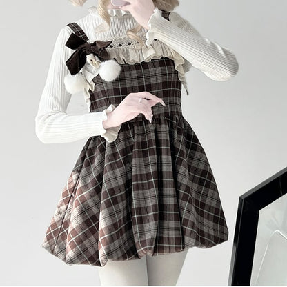 Set aus braun kariertem Bubble-Kleid mit Rüschenbesatz und weißem Oberteil