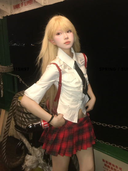 黒と白のシャツと赤のスカートのプリーツスタイル、チェック柄のプレッピースタイル