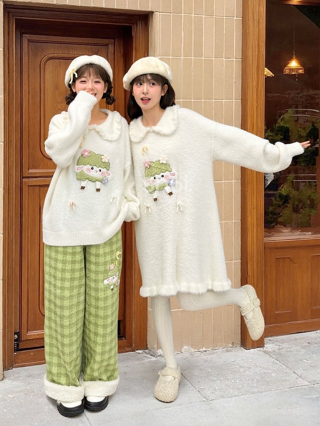 Süßes weißes Strickkleid mit Peter-Pan-Kragen und Lamm-Applikation