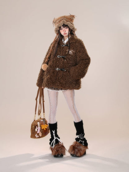 ダークブラウンのホワイトレターバックルストラップ付きテディコート