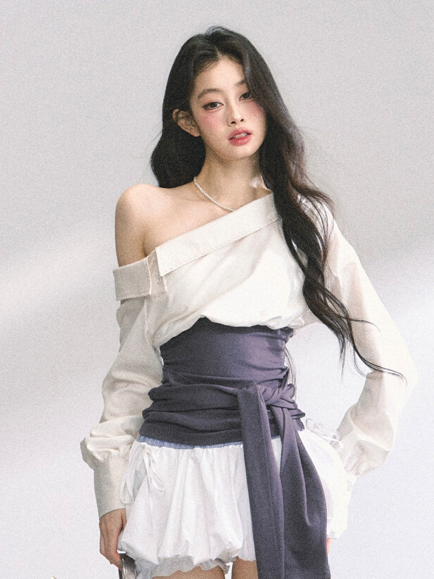 Beiges Hemd mit asymmetrischem Ausschnitt und lila Korsettgürtel