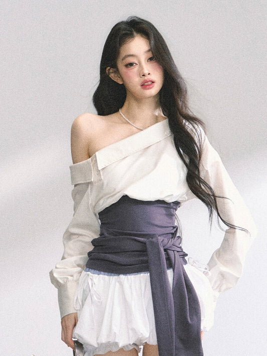 Beiges Hemd mit asymmetrischem Ausschnitt und lila Korsettgürtel