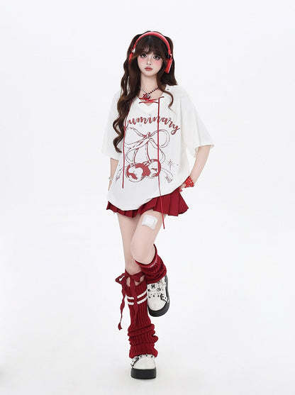 Print T-Shirt mit V-Ausschnitt Schnürung am Ausschnitt Schwarz/Weiß Kirschdetail