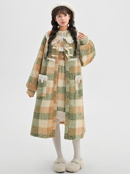 Grüner karierter Fleecemantel mit Polokragen und Spitzenbesatz