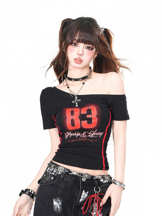 Schwarzes, glamouröses Crop-Top mit asymmetrischem Ausschnitt und Zahlendruck