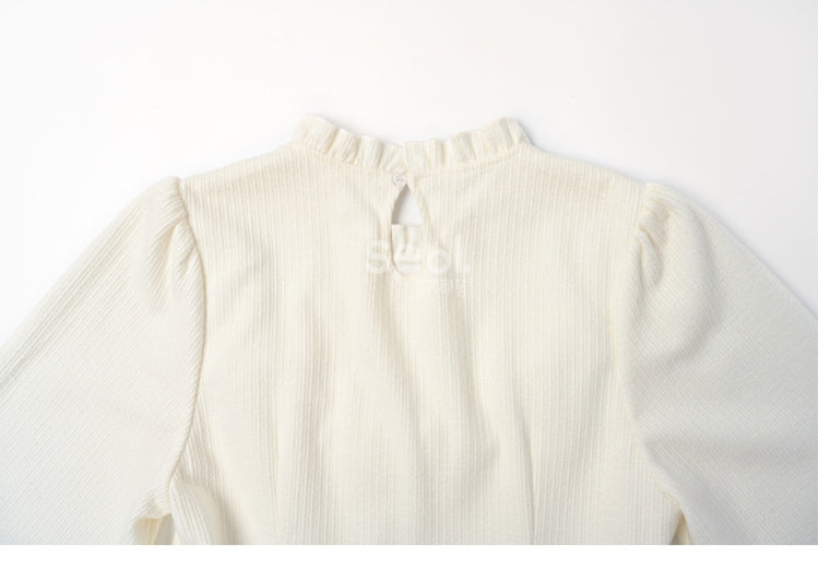 Weißes Kleid mit Schleifenakzenten, Rüschenausschnitt und langen Ärmeln