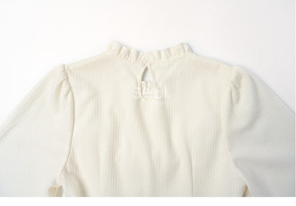 Weißes Kleid mit Schleifenakzenten, Rüschenausschnitt und langen Ärmeln