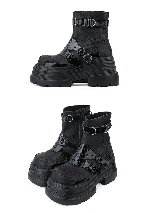 Klobige, modische Stiefel mit roten Details in schwarzen quadratischen Gothic-Highlights und Schnallenspitze