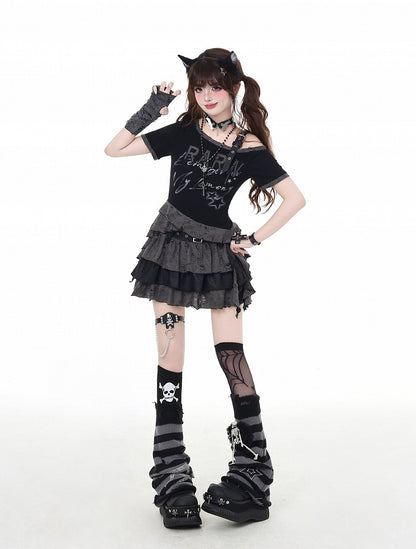 ブラックのアシンメトリーネックラインとバックルヘムストラップ、ダメージ加工の穴グラフィックTシャツ