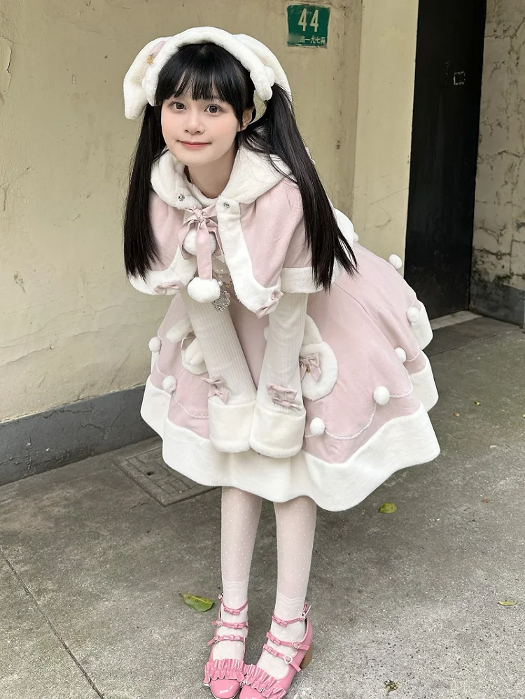 ピンクのウサギの耳のフード付きケープ