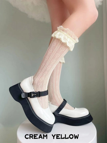 Schwarze Lolita-Wadensocken mit Rüschen und Spitzenbündchen und Herzmuster