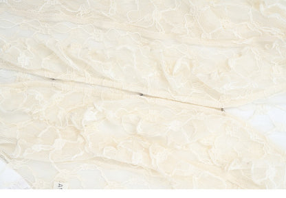 ベージュのカスケーディングフリルトリムレーストップス