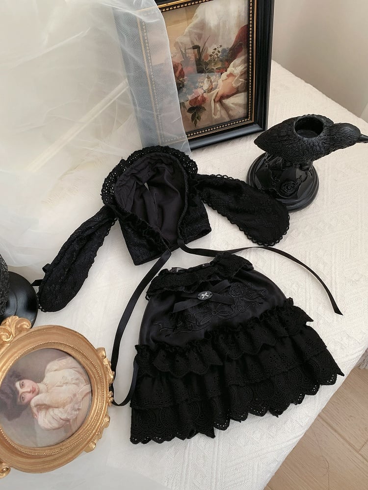 Schwarzes Kleid mit Rosette und Schleifenstickerei + Mütze mit Hasenohren