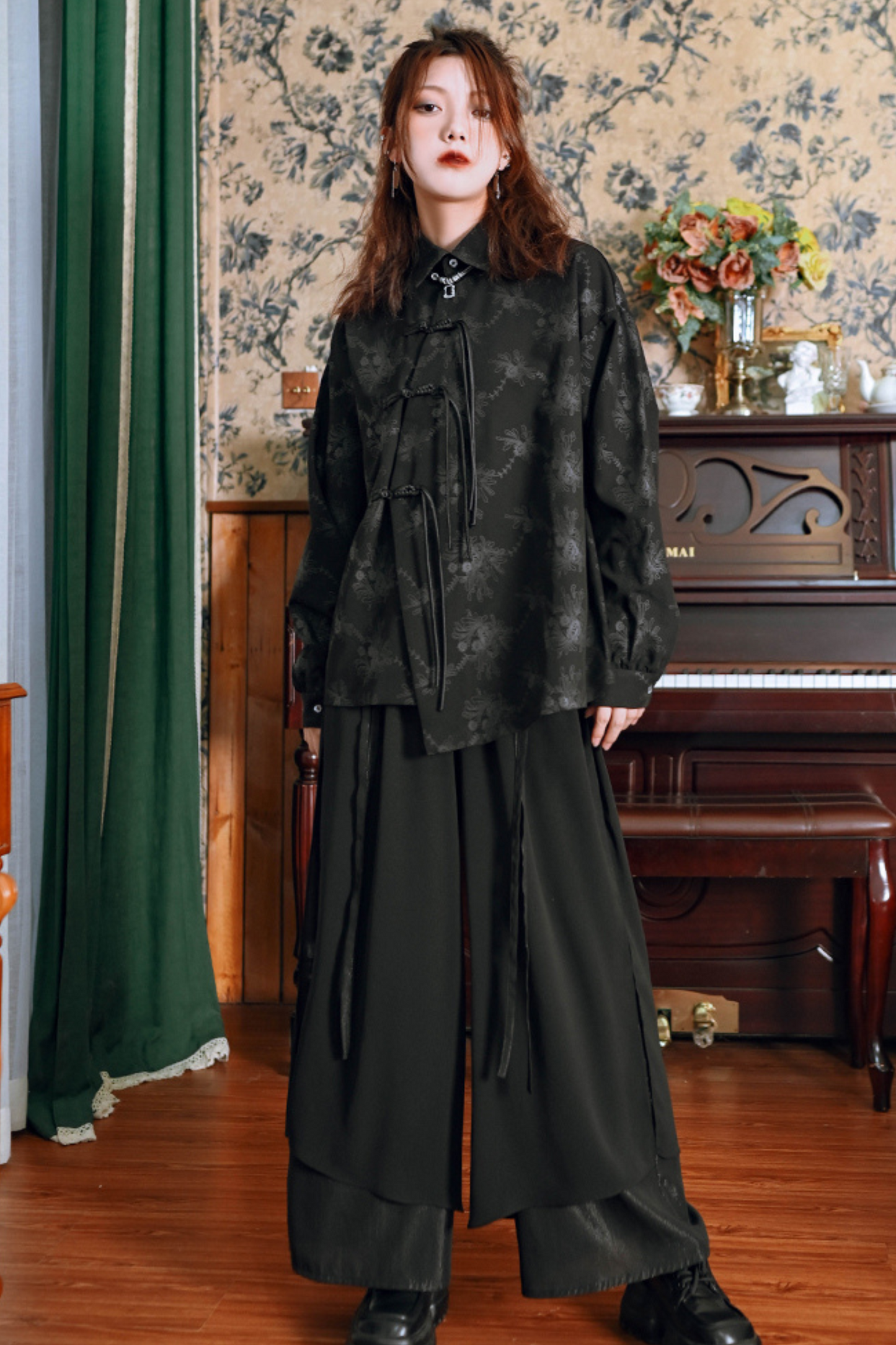 レトロなブラウスのタッセルデザイン