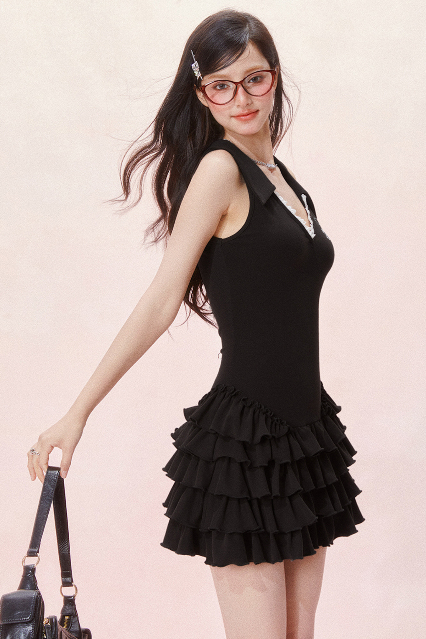 Ärmelloses, schmales, schickes Kleid mit Rüschen und V-Ausschnitt