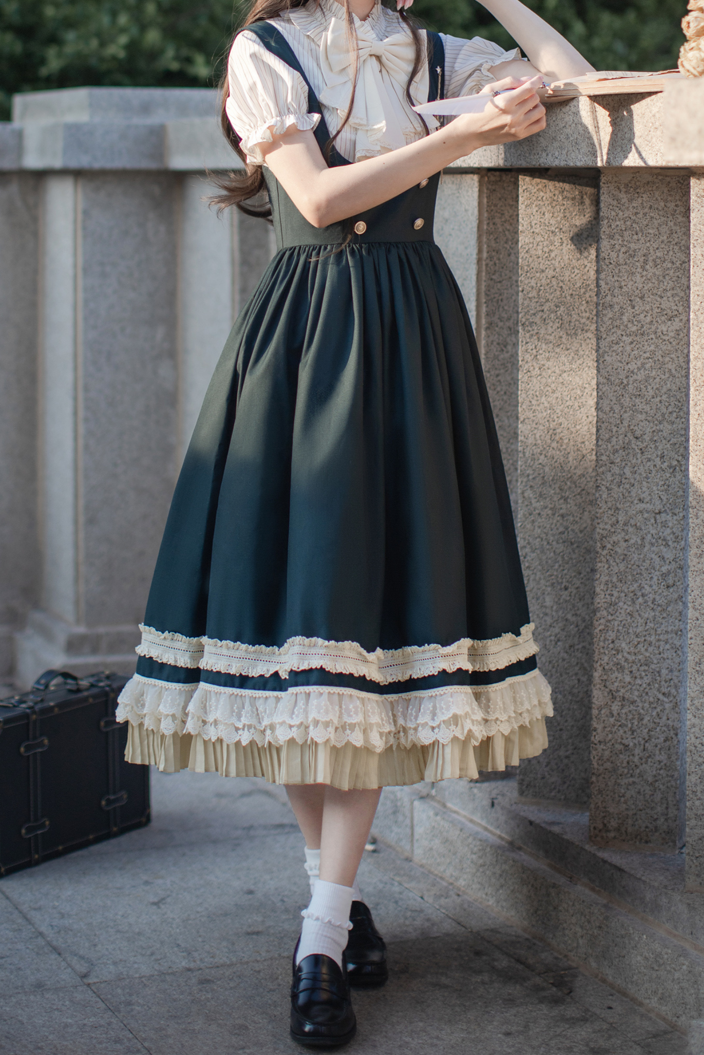 スカートベスト、ビッグシャツ、カレッジブローチ、ウエスタンリボン、パフスリーブ