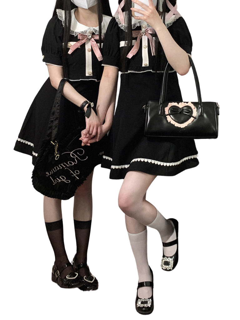 Spitzenkleid mit Puppenkragen und Liebesmotiv