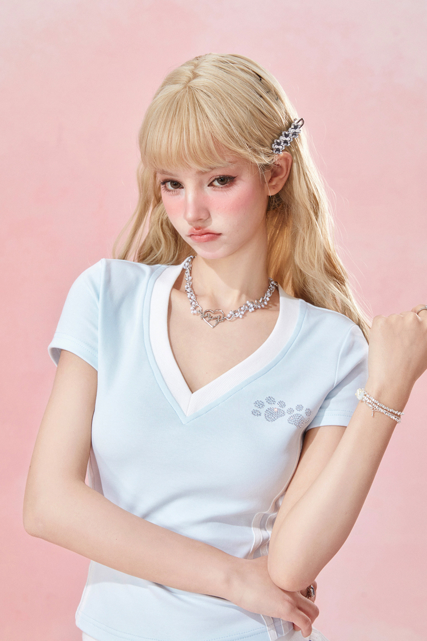 タイトなショートデザインとトップヘッドフォン