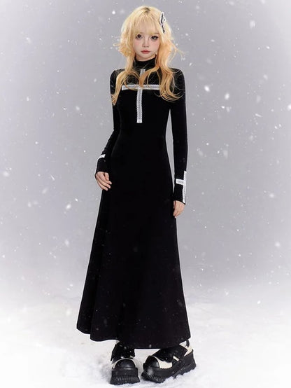 Schwarzes Maxikleid aus Strick mit Spitzenkreuzen und Stehkragen