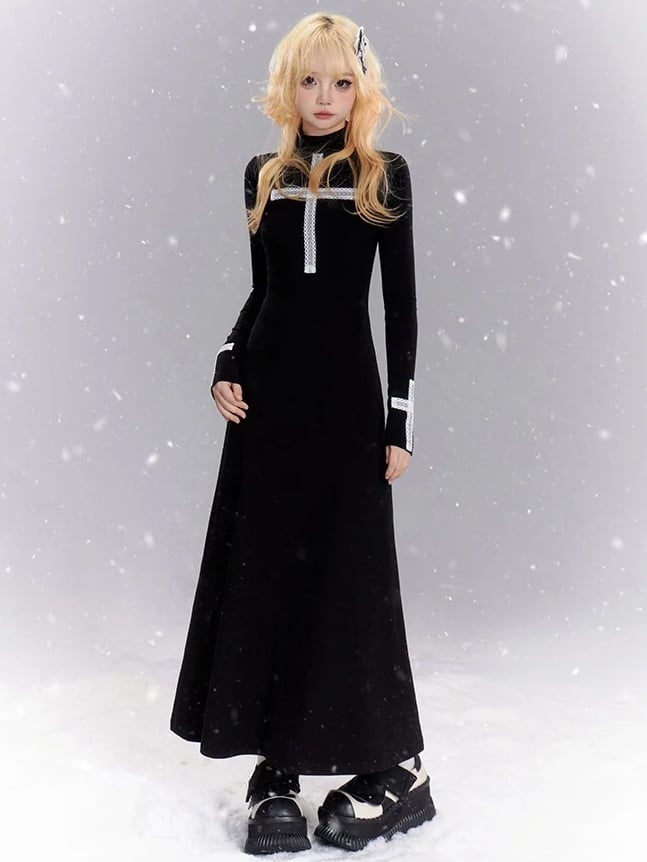 Robe longue en maille noire à col montant et croix en dentelle