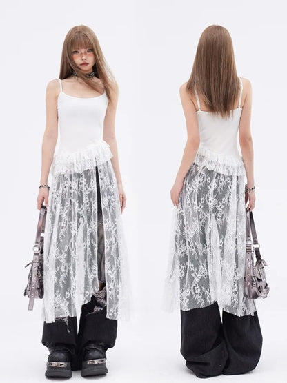 Glamouröses Cami-Top mit kontrastierenden Spitzenflecken und gestuften Rüschen in Weiß