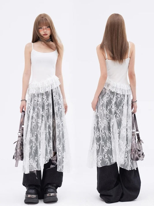 Glamouröses Cami-Top mit kontrastierenden Spitzenflecken und gestuften Rüschen in Weiß