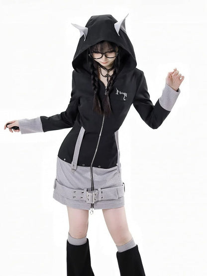 ブラックストラップとデザインフード、カラーブロック、ウルフイヤー、バックル、ジップクロージャー、グレーニット