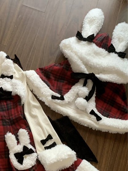 赤いウサギの耳のフード付きケープ