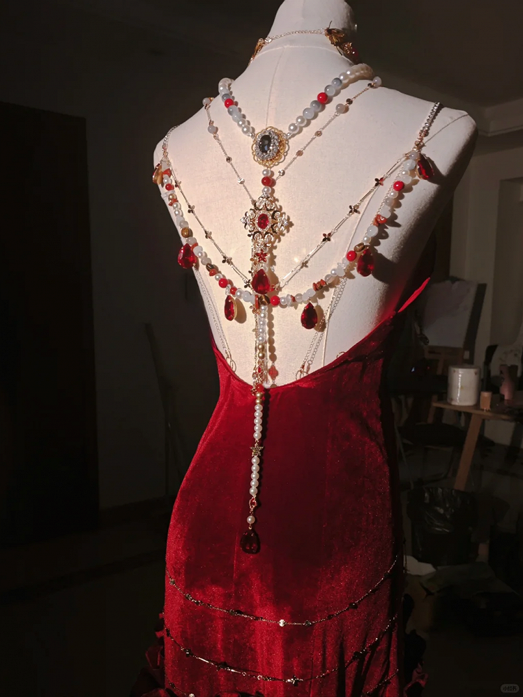 Rot/schwarzes Meerjungfrauenrock-Abendkleid aus Samt mit rückenfreiem Sirenenkleid (Nur Kleid! Accessoires im Lieferumfang enthalten)