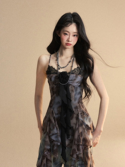 Schwarzes, asymmetrisches Camisole-Top mit Volantsaum und Blumenverzierung