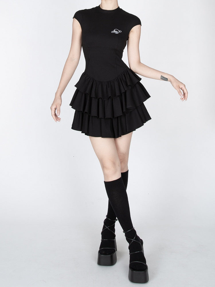 Schwarz/weißes, gestuftes, kurzärmliges Minikleid mit Rüschen