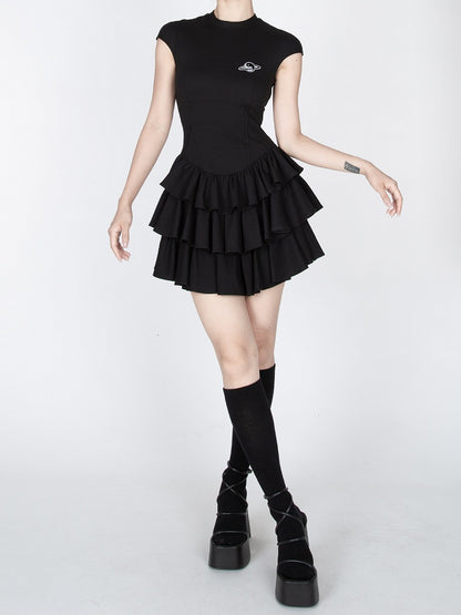 Schwarz/weißes, gestuftes, kurzärmliges Minikleid mit Rüschen