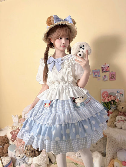 ブルーの蝶結び、水玉模様の袖、取り外し可能なブラウス付きのホワイトのショートパンツ