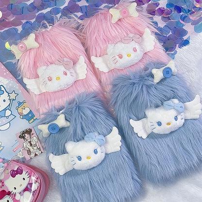 ピンクの子猫と骨のぬいぐるみで飾られた暖かいシャギーレッグウォーマー