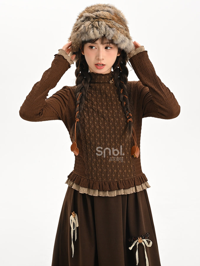 Braunes Oberteil mit Rüschenausschnitt und langen Ärmeln und Rüschensaum