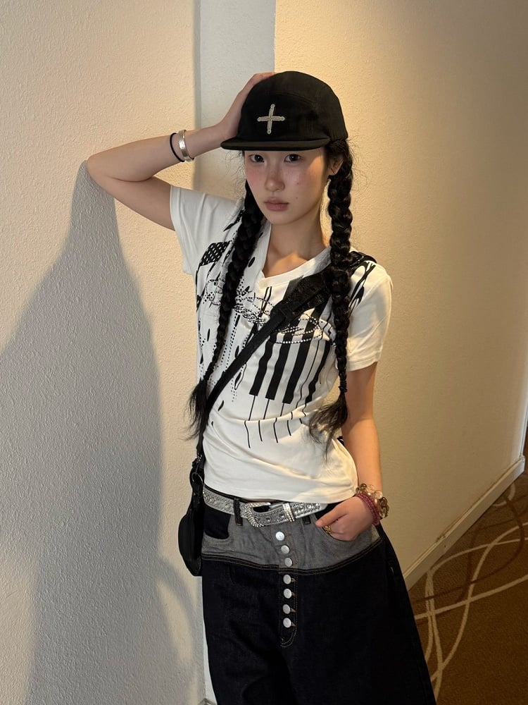 White V-Neck Short Sleeve Tee with Music Note Print - DETW OnLine