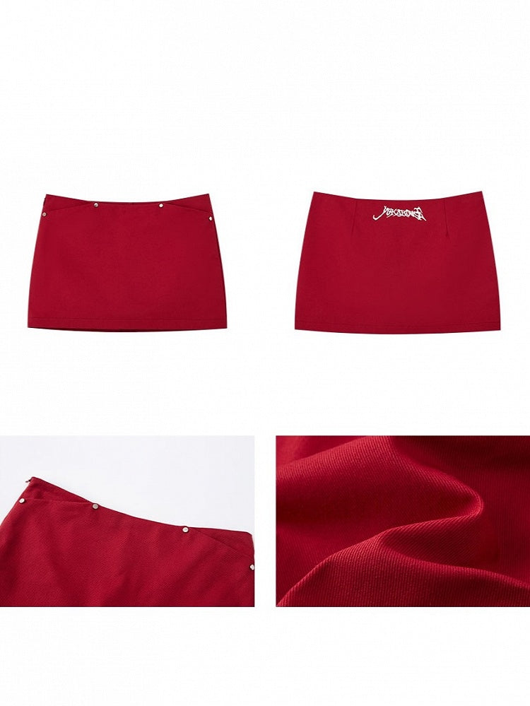 Mini-jupe moulante rouge, blanche devant, avec lettre brodée et dos clouté