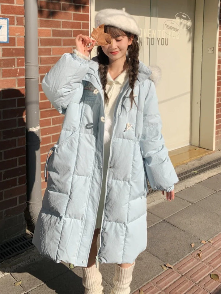 ブルーのキュートなラムアップリケの蝶結びディテールフード付きダウンコートロングバージョン