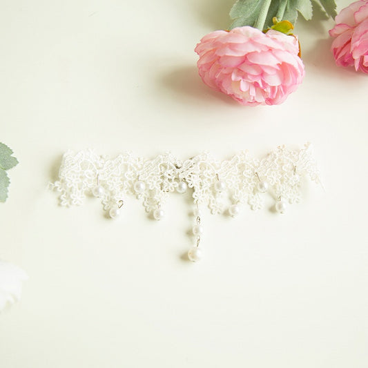 Choker mit weißen Spitzenperlendetails
