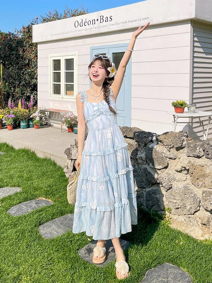 Ärmelloses Kleid mit Blumenstickerei, gestuftem blauem Chiffon und Flatterrock