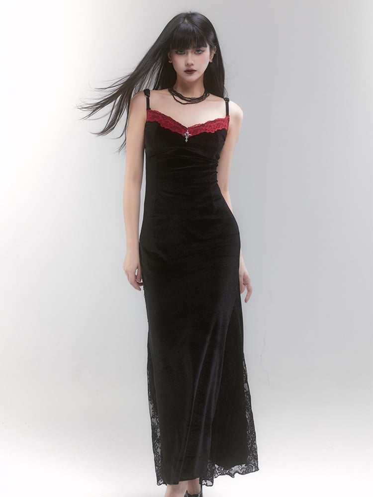 Robe gothique à bretelles spaghetti avec détails en croix noire et bordure en dentelle rouge