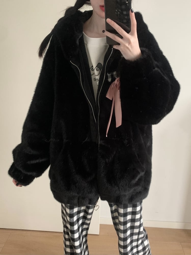 ピンクの蝶結びディテールのブラックフェイクファーコート